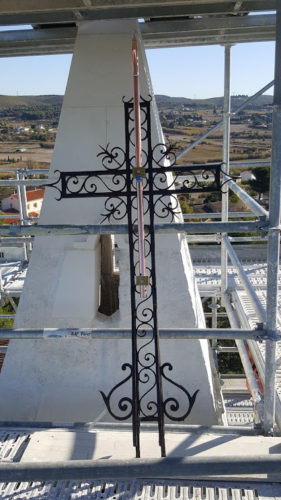 Adaptation d'une pointe CIRRUS sur une croix en fer forgé