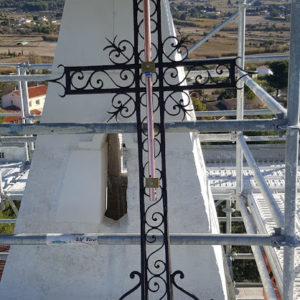 Adaptation d'une pointe CIRRUS sur une croix en fer forgé