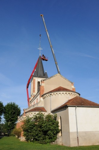 Remplacement de la croix sur l’église de Serbannes 03