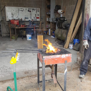 Fabrication de ferrures de suspension à la forge